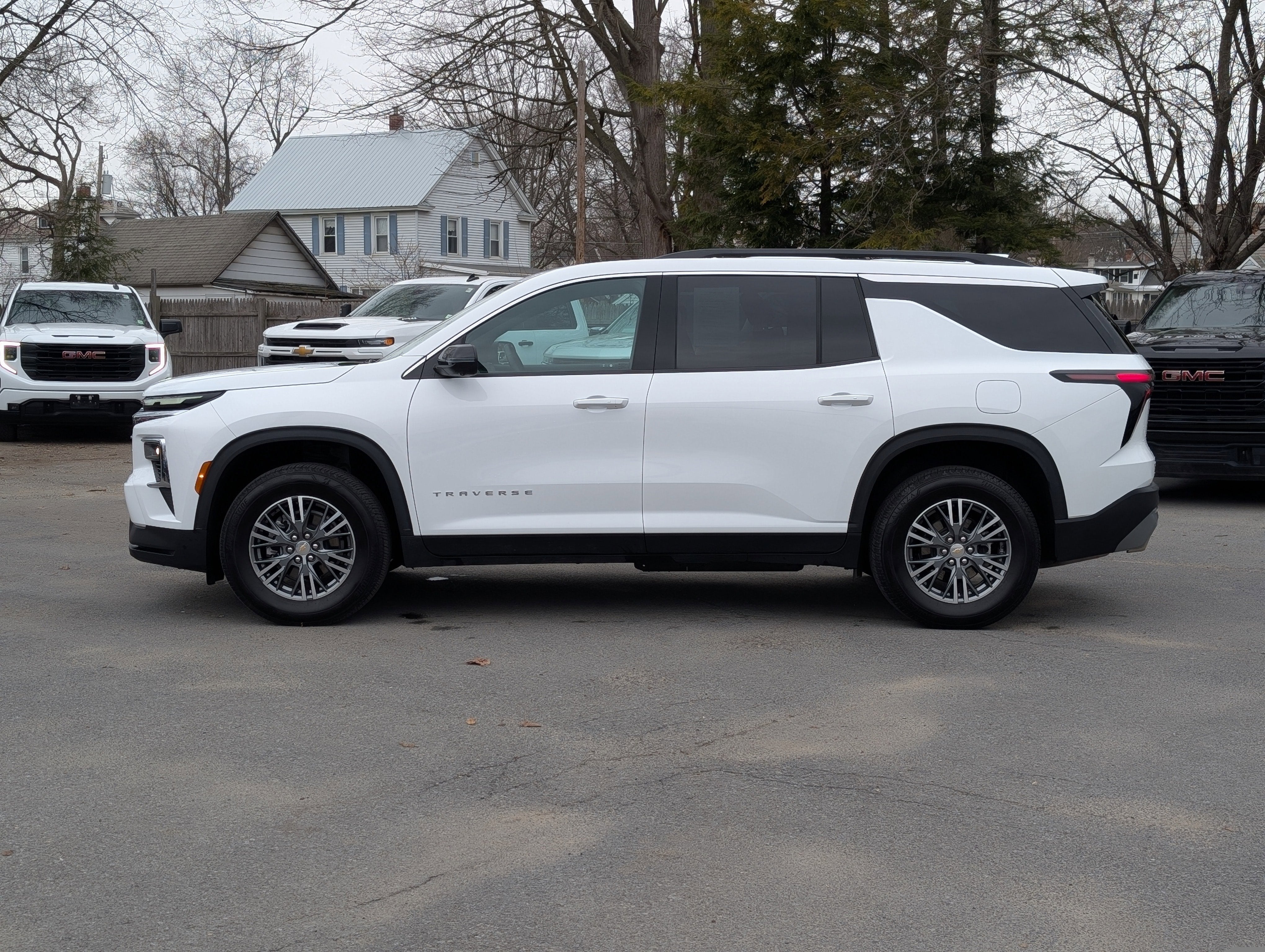 2025 Chevrolet Traverse LT